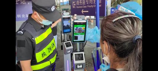 深圳北站啟用智能防疫新設備 人臉識別測溫與粵康碼核驗一體機